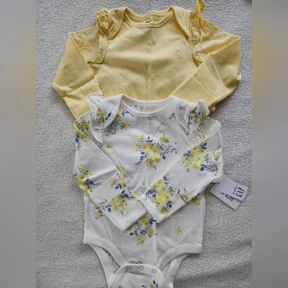 2 GAP Baby Outfit Sets in Soft Yellow/Yellow Floral - Picture 2 of 4